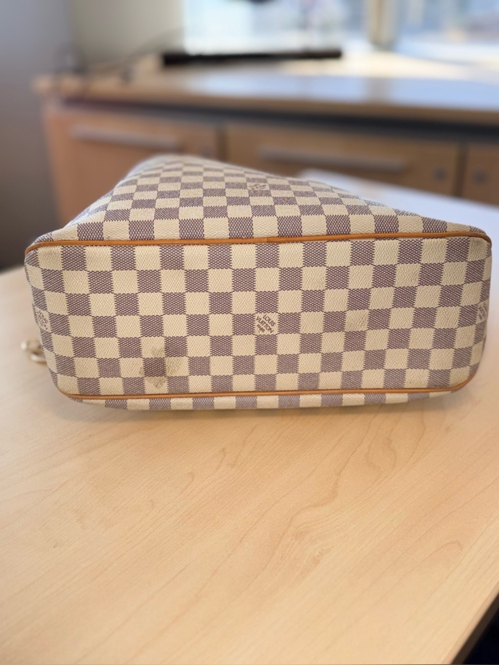 Designer Louis Vitton Checkered Shoulder Bag in Cream and Tan - Picture 5 of 8